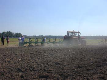 Schl&uuml;tertraktoren mit Gassnerpfl&uuml;ge auf Gut Rohrenfeld 2004(Olymp 10)